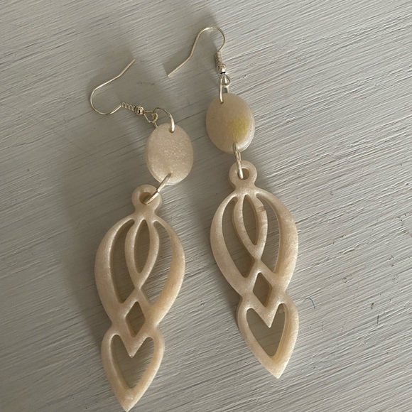 White resin dangle earrings pierced ear - Picture 3 of 3